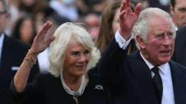 Carlo e Camilla fuori da Buckingham Palace.